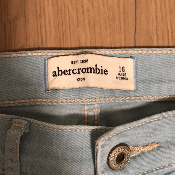 Light Wash Abercrombie Jeans - Picture 2 of 3